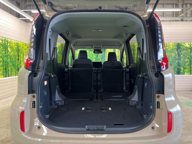 ���i�̂���������ʋ΁A���}���ɏ\���ȉ׎��X�y�[�X���m�ۂ��Ă���܂��B�Z�J���h�V�[�g��|���ƁA�傫�ȉו��̐ύڂ��\�ł���