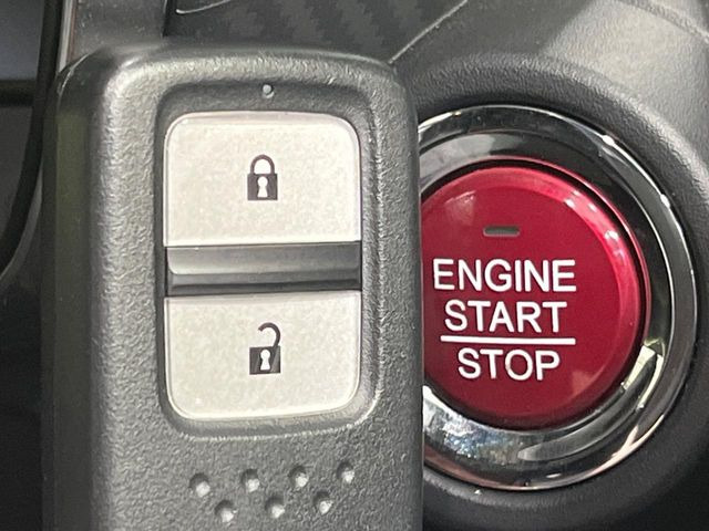 �yHonda�X�}�[�g�L�[�z�J�o����|�P�b�g�ɓ��ꂽ�܂܂ł��h�A�̎{���E�������\�ȃX�}�[�g�L�[�𑕔��B�G���W���̃I���E�I�t�����J�M�����o���K�v����������Ƃ��Ă��֗��ł���