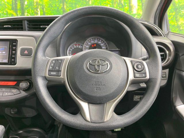 �C���e���A�ɍ��킹���f�U�C���̃X�e�A�����O�́A�^�]�������̂��Ƃ��l���A�^�]���₷���`��A�傫���ł��B�����x�A���ۂɐG���Ă��m���߂��������B