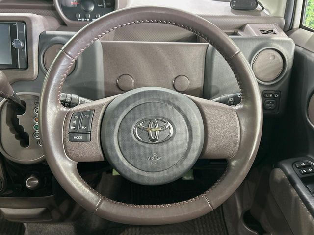 �C���e���A�ɍ��킹���f�U�C���̃X�e�A�����O�́A�^�]�������̂��Ƃ��l���A�^�]���₷���`��A�傫���ł��B�����x�A���ۂɐG���Ă��m���߂��������B