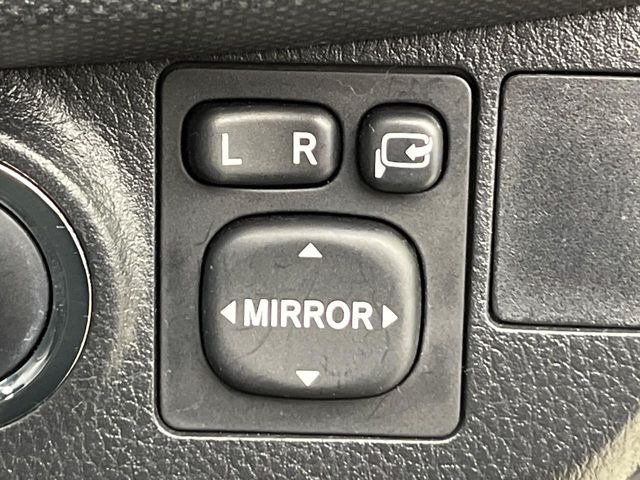 �y�d���i�[�~���[�z�T�C�h�~���[�͓d���i�[���ƂȂ��Ă���A�������ԏ�ł��L�Y�������X�N��}�����܂��B