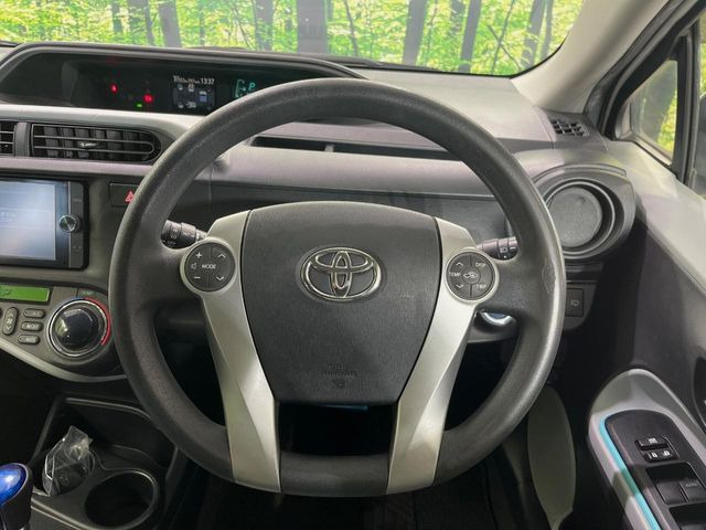 �C���e���A�ɍ��킹���f�U�C���̃X�e�A�����O�́A�^�]�������̂��Ƃ��l���A�^�]���₷���`��A�傫���ł��B�����x�A���ۂɐG���Ă��m���߂��������B