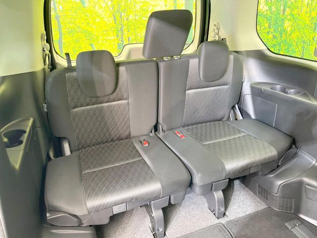 3列目シートはもちろん状態良好☆大人でもゆったりと座って頂けますので、大人数でのお出かけもラクラクです♪ご家族で、気の知れた仲間で、ドライブに行くのが楽しみですね♪
