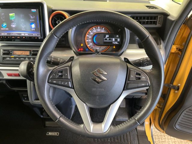 �C���e���A�ɍ��킹���f�U�C���̃X�e�A�����O�́A�^�]�������̂��Ƃ��l���A�^�]���₷���`��A�傫���ł��B�����x�A���ۂɐG���Ă��m���߂��������B