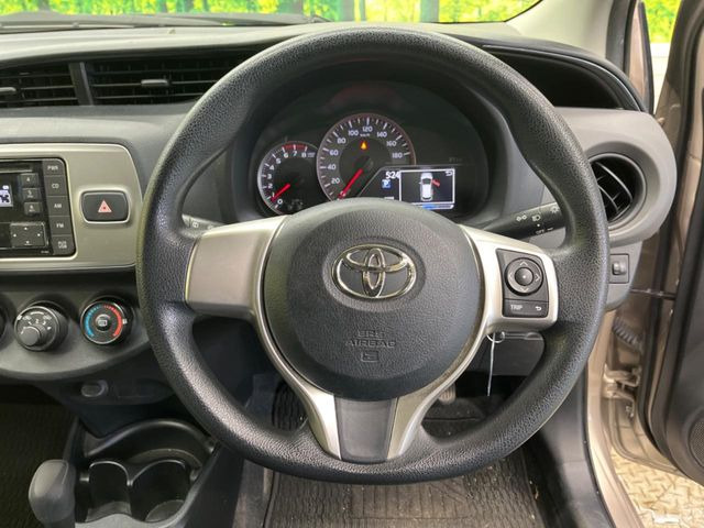 �C���e���A�ɍ��킹���f�U�C���̃X�e�A�����O�́A�^�]�������̂��Ƃ��l���A�^�]���₷���`��A�傫���ł��B�����x�A���ۂɐG���Ă��m���߂��������B