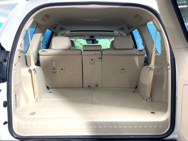 後席を格納すると、これだけの広さが!シーンに合わせたシートアレンジで、大きな荷物も積むことが出来ます♪