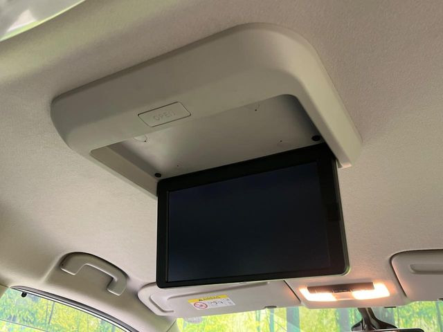 【フリップダウンモニター】大画面モニターで後席でもエンタメをお楽しみいただけます。小さなお子様にも大人気の装備です♪
