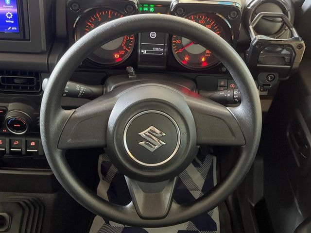 �C���e���A�ɍ��킹���f�U�C���̃X�e�A�����O�́A�^�]�������̂��Ƃ��l���A�^�]���₷���`��A�傫���ł��B�����x�A���ۂɐG���Ă��m���߂��������B