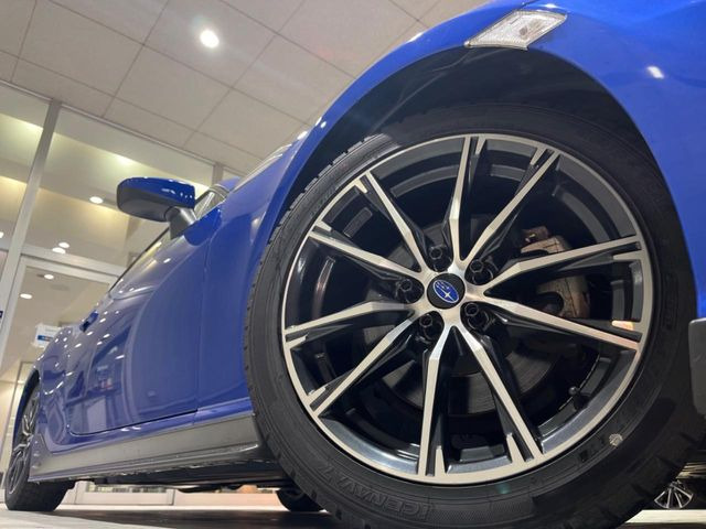 �y����17�C���`�A���~�z�C�[���z�O�ςɃ}�b�`���������A���~�z�C�[���𑕒����Ă���܂��B�e��ЊO�A���~�z�C�[����A�X�^�b�h���X�^�C�����戵�����Ă���܂��B���񂲑��k����������