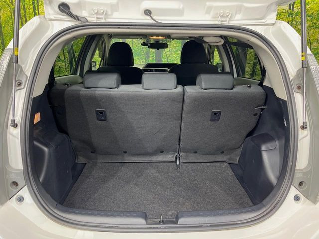 ���i�̂���������ʋ΁A���}���ɏ\���ȉ׎��X�y�[�X���m�ۂ��Ă���܂��B�Z�J���h�V�[�g��|���ƁA�傫�ȉו��̐ύڂ��\�ł���