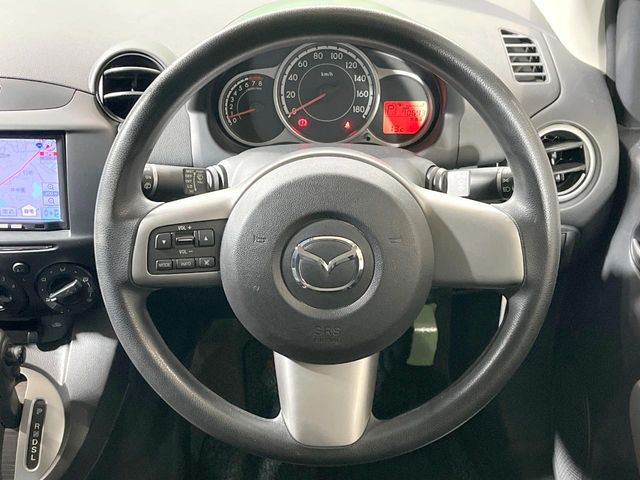 �C���e���A�ɍ��킹���f�U�C���̃X�e�A�����O�́A�^�]�������̂��Ƃ��l���A�^�]���₷���`��A�傫���ł��B�����x�A���ۂɐG���Ă��m���߂��������B