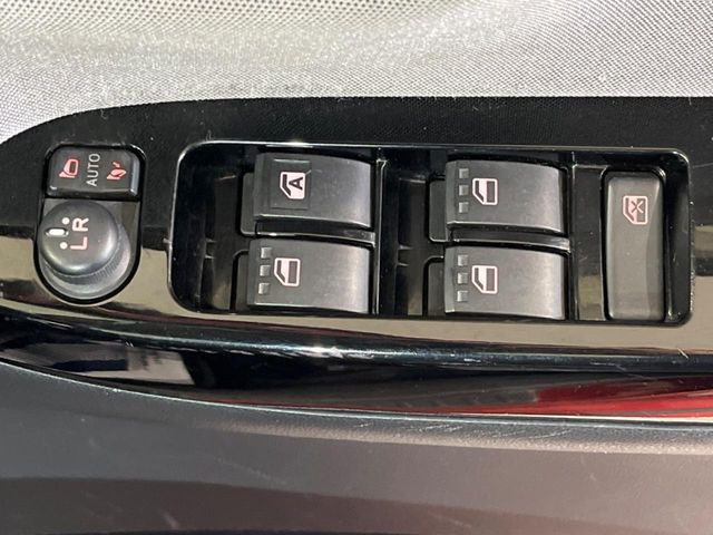 �y�d���i�[�~���[�z�T�C�h�~���[�͓d���i�[���ƂȂ��Ă���A�������ԏ�ł��L�Y�������X�N��}�����܂��B