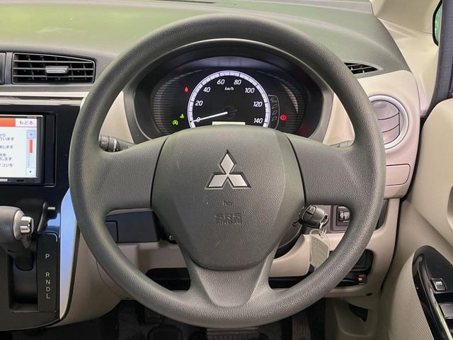 �C���e���A�ɍ��킹���f�U�C���̃X�e�A�����O�́A�^�]�������̂��Ƃ��l���A�^�]���₷���`��A�傫���ł��B�����x�A���ۂɐG���Ă��m���߂��������B