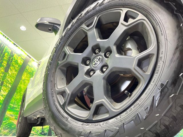 【純正18インチアルミホイール】外観にマッチした純正アルミホイールを装着しております。各種社外アルミホイールや、スタッドレスタイヤも取扱いしております。是非ご相談ください♪