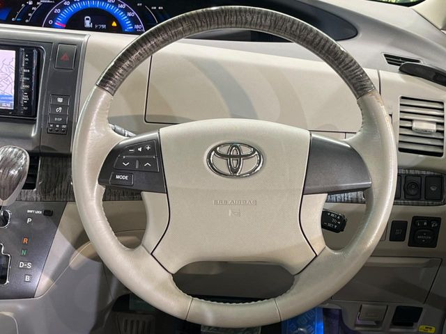 �C���e���A�ɍ��킹���f�U�C���̃X�e�A�����O�́A�^�]�������̂��Ƃ��l���A�^�]���₷���`��A�傫���ł��B�����x�A���ۂɐG���Ă��m���߂��������B