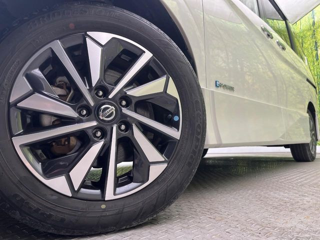 【純正16インチアルミホイール】外観にマッチした純正アルミホイールを装着しております。各種社外アルミホイールや、スタッドレスタイヤも取扱いしております。是非ご相談ください♪