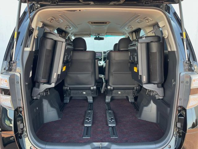 ���i�̂���������ʋ΁A���}���ɏ\���ȉ׎��X�y�[�X���m�ۂ��Ă���܂��B�Z�J���h�V�[�g��|���ƁA�傫�ȉו��̐ύڂ��\�ł���