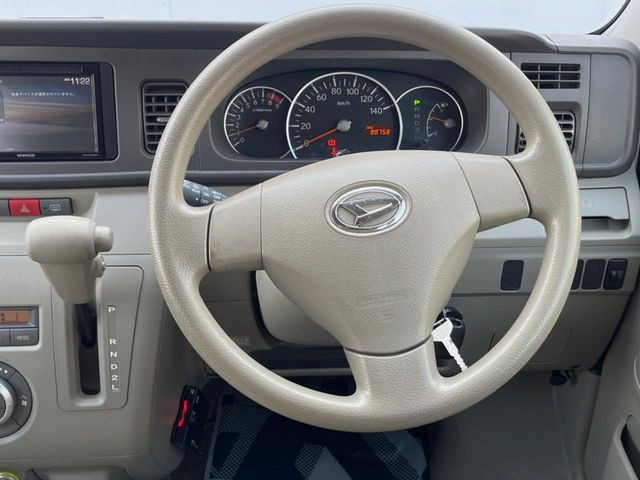 �C���e���A�ɍ��킹���f�U�C���̃X�e�A�����O�́A�^�]�������̂��Ƃ��l���A�^�]���₷���`��A�傫���ł��B�����x�A���ۂɐG���Ă��m���߂��������B