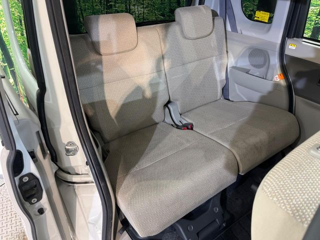 後部座席も気になるようなキズ・汚れやへたり等、大きなダメージはなく、良好な状態です。