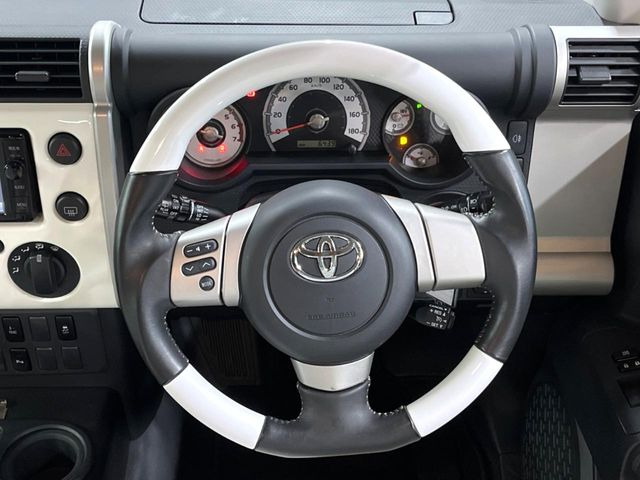 �C���e���A�ɍ��킹���f�U�C���̃X�e�A�����O�́A�^�]�������̂��Ƃ��l���A�^�]���₷���`��A�傫���ł��B�����x�A���ۂɐG���Ă��m���߂��������B