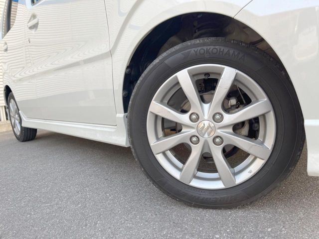 �y����14�C���`�A���~�z�C�[���z�O�ςɃ}�b�`���������A���~�z�C�[���𑕒����Ă���܂��B�e��ЊO�A���~�z�C�[����A�X�^�b�h���X�^�C�����戵�����Ă���܂��B���񂲑��k����������