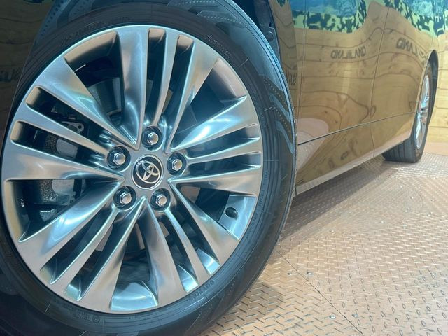 【純正18インチアルミホイール】外観にマッチした純正アルミホイールを装着しております。各種社外アルミホイールや、スタッドレスタイヤも取扱いしております。是非ご相談ください♪