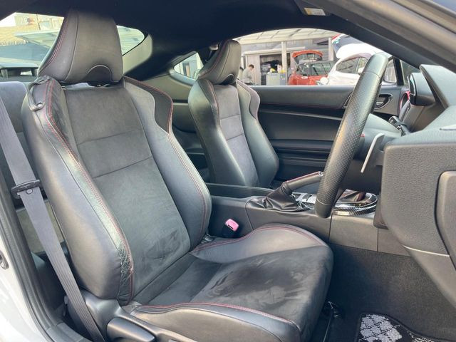 �y�n�[�t���U�[�V�[�g�z�������ƍ���S�n�𗼗������l�C�̃V�[�g���w�ʁE���ʂ̃t�@�u���b�N�f�ނ́A�ʋC���̗ǂ��⊊��ɂ����ɗD��Ă��܂��B�C���╞���ɍ��E���ꂸ���K�ɂ���肢�������܂��B