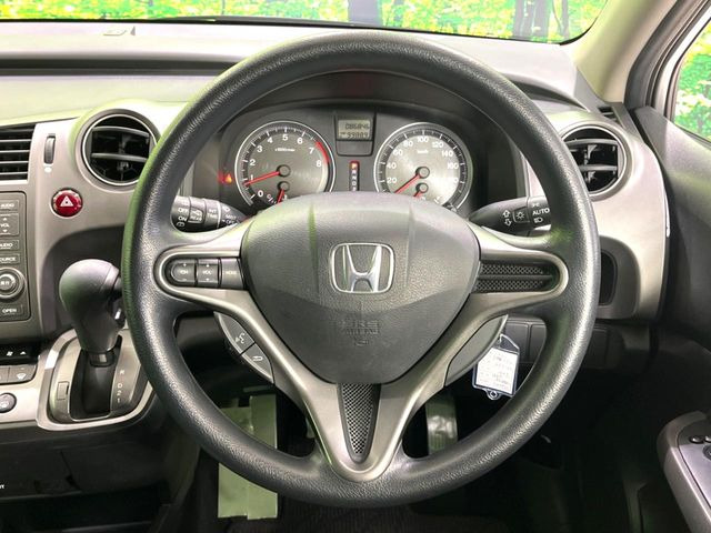 �C���e���A�ɍ��킹���f�U�C���̃X�e�A�����O�́A�^�]�������̂��Ƃ��l���A�^�]���₷���`��A�傫���ł��B�����x�A���ۂɐG���Ă��m���߂��������B