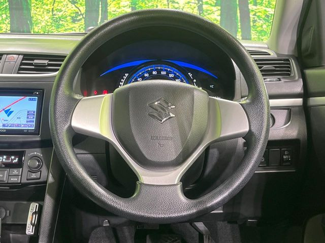 �C���e���A�ɍ��킹���f�U�C���̃X�e�A�����O�́A�^�]�������̂��Ƃ��l���A�^�]���₷���`��A�傫���ł��B�����x�A���ۂɐG���Ă��m���߂��������B