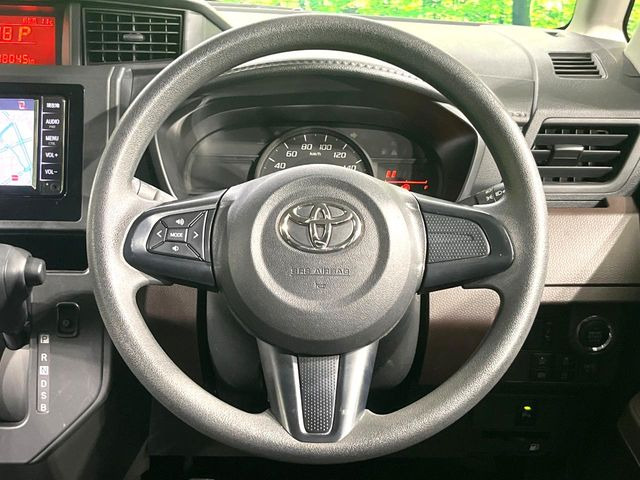 �C���e���A�ɍ��킹���f�U�C���̃X�e�A�����O�́A�^�]�������̂��Ƃ��l���A�^�]���₷���`��A�傫���ł��B�����x�A���ۂɐG���Ă��m���߂��������B