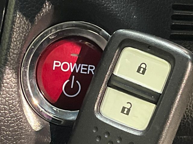 �yHonda�X�}�[�g�L�[�z�J�o����|�P�b�g�ɓ��ꂽ�܂܂ł��h�A�̎{���E�������\�ȃX�}�[�g�L�[�𑕔��B�G���W���̃I���E�I�t�����J�M�����o���K�v����������Ƃ��Ă��֗��ł���