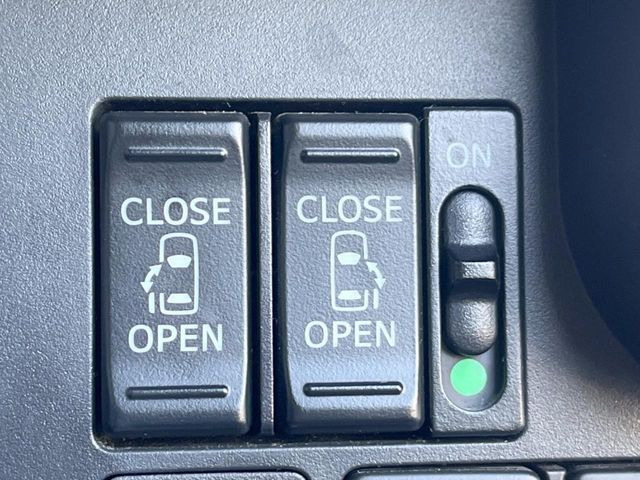 【両側パワースライドドア】スマートキーや運転席のスイッチで後席両側スライドドアの開閉が可能♪電動だから力を入れてドアを開ける必要が無く、小さなお子様でも簡単に開け閉めでき快適です♪