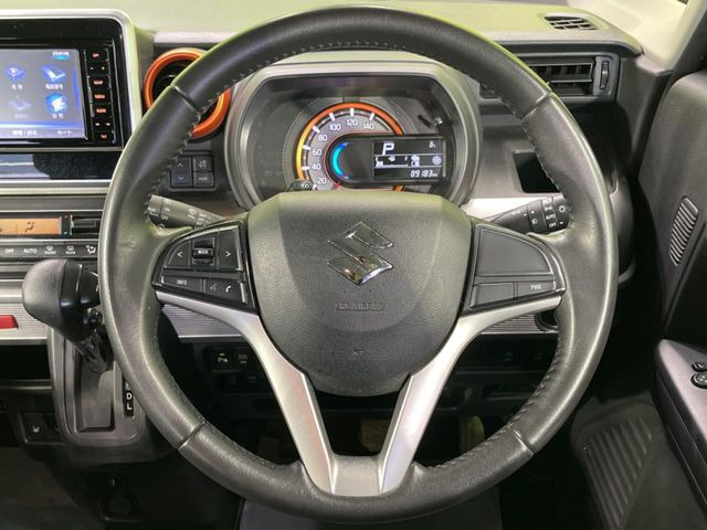 �C���e���A�ɍ��킹���f�U�C���̃X�e�A�����O�́A�^�]�������̂��Ƃ��l���A�^�]���₷���`��A�傫���ł��B�����x�A���ۂɐG���Ă��m���߂��������B