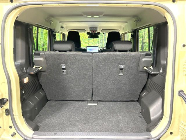 ���i�̂���������ʋ΁A���}���ɏ\���ȉ׎��X�y�[�X���m�ۂ��Ă���܂��B�Z�J���h�V�[�g��|���ƁA�傫�ȉו��̐ύڂ��\�ł���