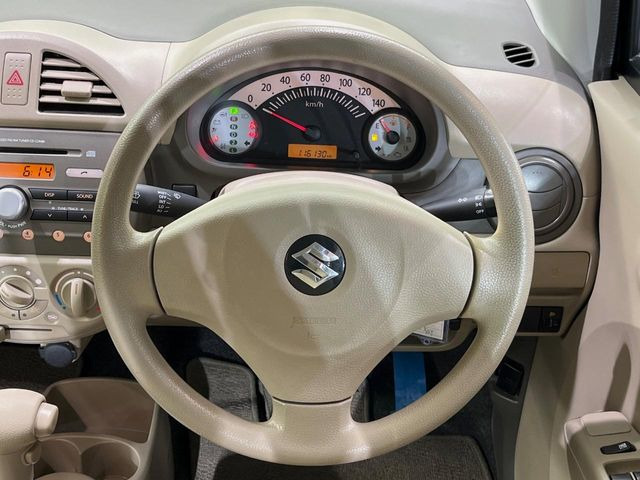 �C���e���A�ɍ��킹���f�U�C���̃X�e�A�����O�́A�^�]�������̂��Ƃ��l���A�^�]���₷���`��A�傫���ł��B�����x�A���ۂɐG���Ă��m���߂��������B