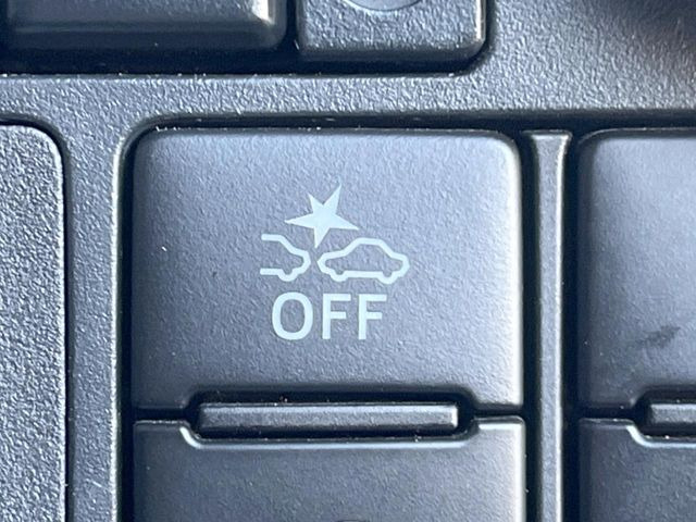 【プリクラッシュセーフティ】前方の車両等を検知し、衝突しそうな時は警報で注意を促し、ブレーキを踏む力をサポート。ブレーキを踏めなかった場合は衝突被害軽減ブレーキが作動、衝突回避をサポートします。