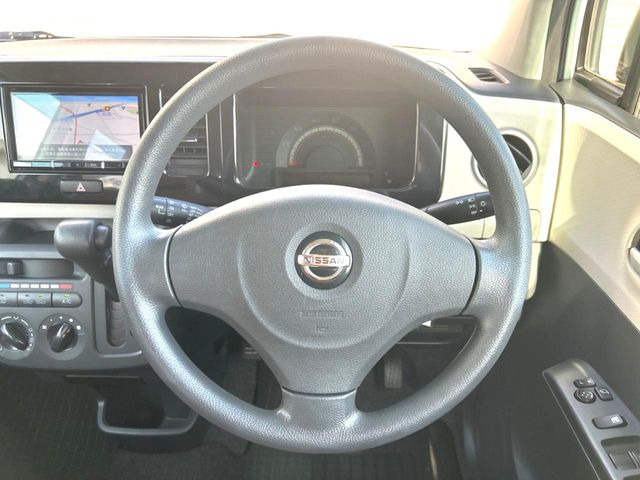 �C���e���A�ɍ��킹���f�U�C���̃X�e�A�����O�́A�^�]�������̂��Ƃ��l���A�^�]���₷���`��A�傫���ł��B�����x�A���ۂɐG���Ă��m���߂��������B