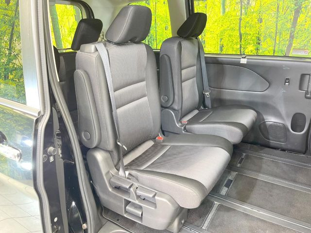 後部座席も気になるようなキズ・汚れやへたり等、大きなダメージはなく、良好な状態です。