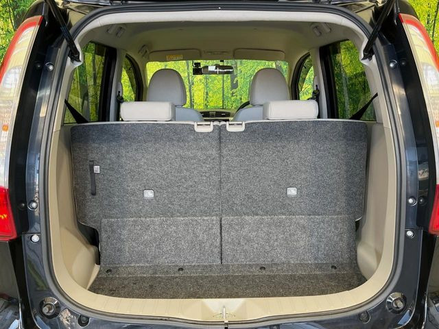 ���i�̂���������ʋ΁A���}���ɏ\���ȉ׎��X�y�[�X���m�ۂ��Ă���܂��B�Z�J���h�V�[�g��|���ƁA�傫�ȉו��̐ύڂ��\�ł���