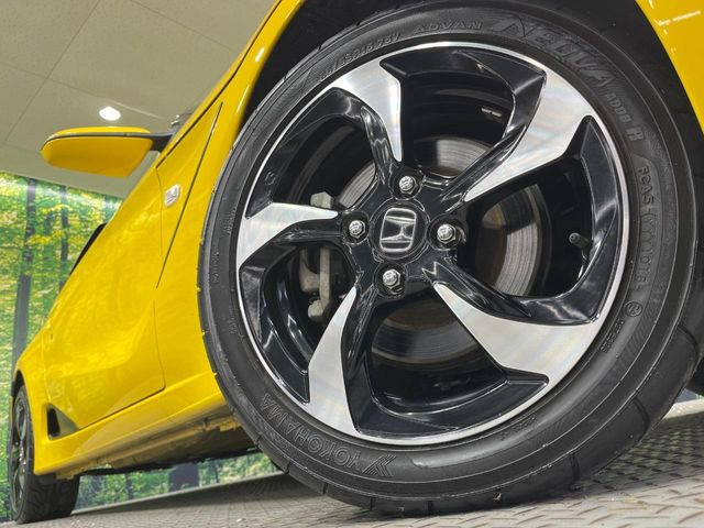 �y����15�C���`�A���~�z�C�[���z�O�ςɃ}�b�`���������A���~�z�C�[���𑕒����Ă���܂��B�e��ЊO�A���~�z�C�[����A�X�^�b�h���X�^�C�����戵�����Ă���܂��B���񂲑��k����������