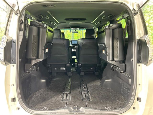 ���i�̂���������ʋ΁A���}���ɏ\���ȉ׎��X�y�[�X���m�ۂ��Ă���܂��B�Z�J���h�V�[�g��|���ƁA�傫�ȉו��̐ύڂ��\�ł���