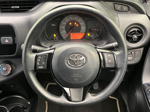 �C���e���A�ɍ��킹���f�U�C���̃X�e�A�����O�́A�^�]�������̂��Ƃ��l���A�^�]���₷���`��A�傫���ł��B�����x�A���ۂɐG���Ă��m���߂��������B