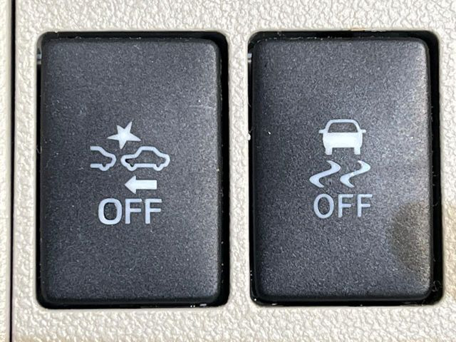 【スマートアシスト】走行中に前方の車両等を認識し、衝突しそうな時は警報とブレーキで衝突回避と被害軽減をアシスト。より安全にドライブをお楽しみいただけます。