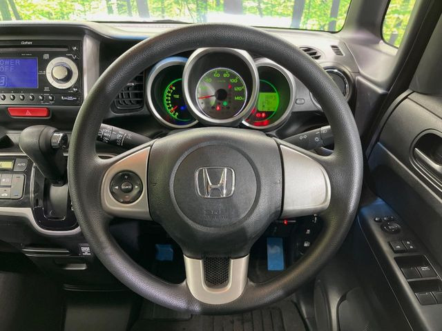 �C���e���A�ɍ��킹���f�U�C���̃X�e�A�����O�́A�^�]�������̂��Ƃ��l���A�^�]���₷���`��A�傫���ł��B�����x�A���ۂɐG���Ă��m���߂��������B