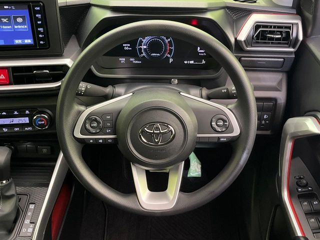 �C���e���A�ɍ��킹���f�U�C���̃X�e�A�����O�́A�^�]�������̂��Ƃ��l���A�^�]���₷���`��A�傫���ł��B�����x�A���ۂɐG���Ă��m���߂��������B