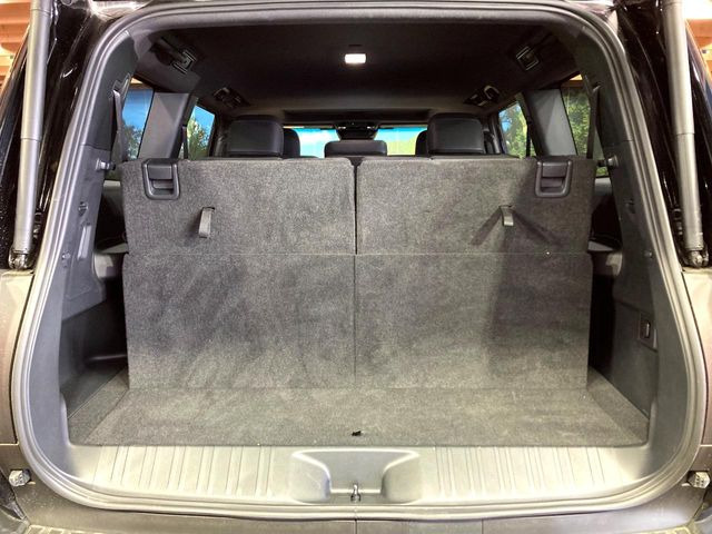 ���i�̂���������ʋ΁A���}���ɏ\���ȉ׎��X�y�[�X���m�ۂ��Ă���܂��B�Z�J���h�V�[�g��|���ƁA�傫�ȉו��̐ύڂ��\�ł���