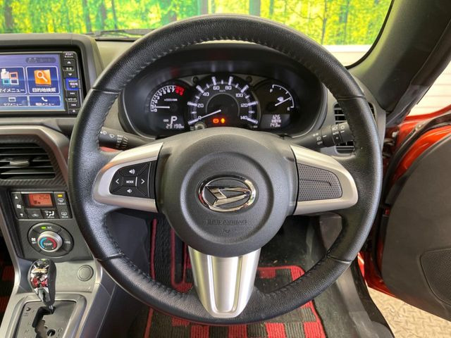 �C���e���A�ɍ��킹���f�U�C���̃X�e�A�����O�́A�^�]�������̂��Ƃ��l���A�^�]���₷���`��A�傫���ł��B�����x�A���ۂɐG���Ă��m���߂��������B