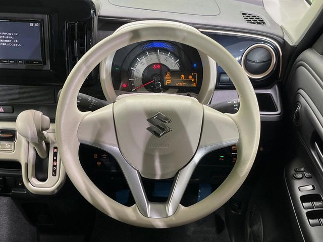 �C���e���A�ɍ��킹���f�U�C���̃X�e�A�����O�́A�^�]�������̂��Ƃ��l���A�^�]���₷���`��A�傫���ł��B�����x�A���ۂɐG���Ă��m���߂��������B