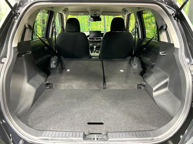 ���i�̂���������ʋ΁A���}���ɏ\���ȉ׎��X�y�[�X���m�ۂ��Ă���܂��B�Z�J���h�V�[�g��|���ƁA�傫�ȉו��̐ύڂ��\�ł���