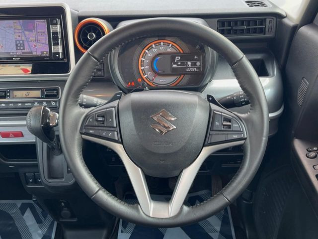 �C���e���A�ɍ��킹���f�U�C���̃X�e�A�����O�́A�^�]�������̂��Ƃ��l���A�^�]���₷���`��A�傫���ł��B�����x�A���ۂɐG���Ă��m���߂��������B